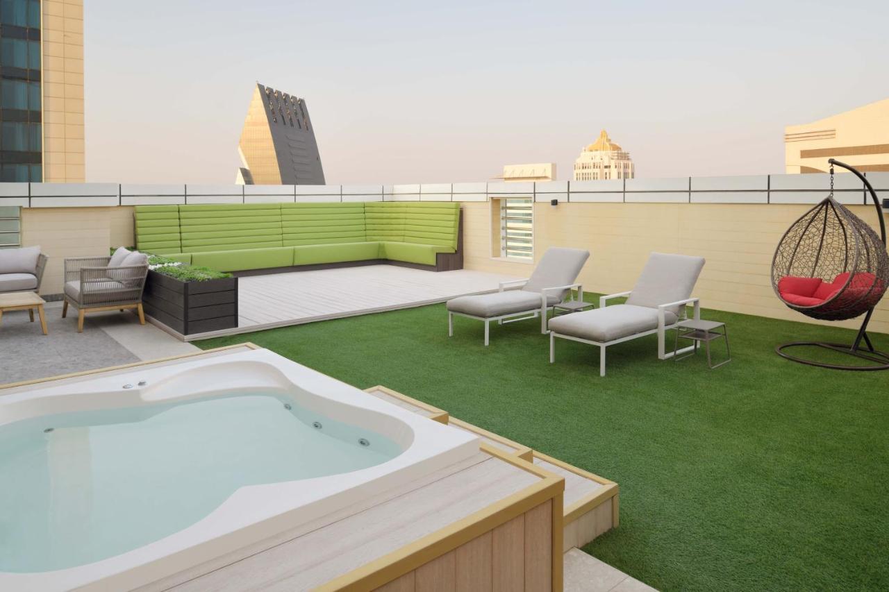 Element By Westin City Center Doha Dış mekan fotoğraf Rooftop pool at the hotel