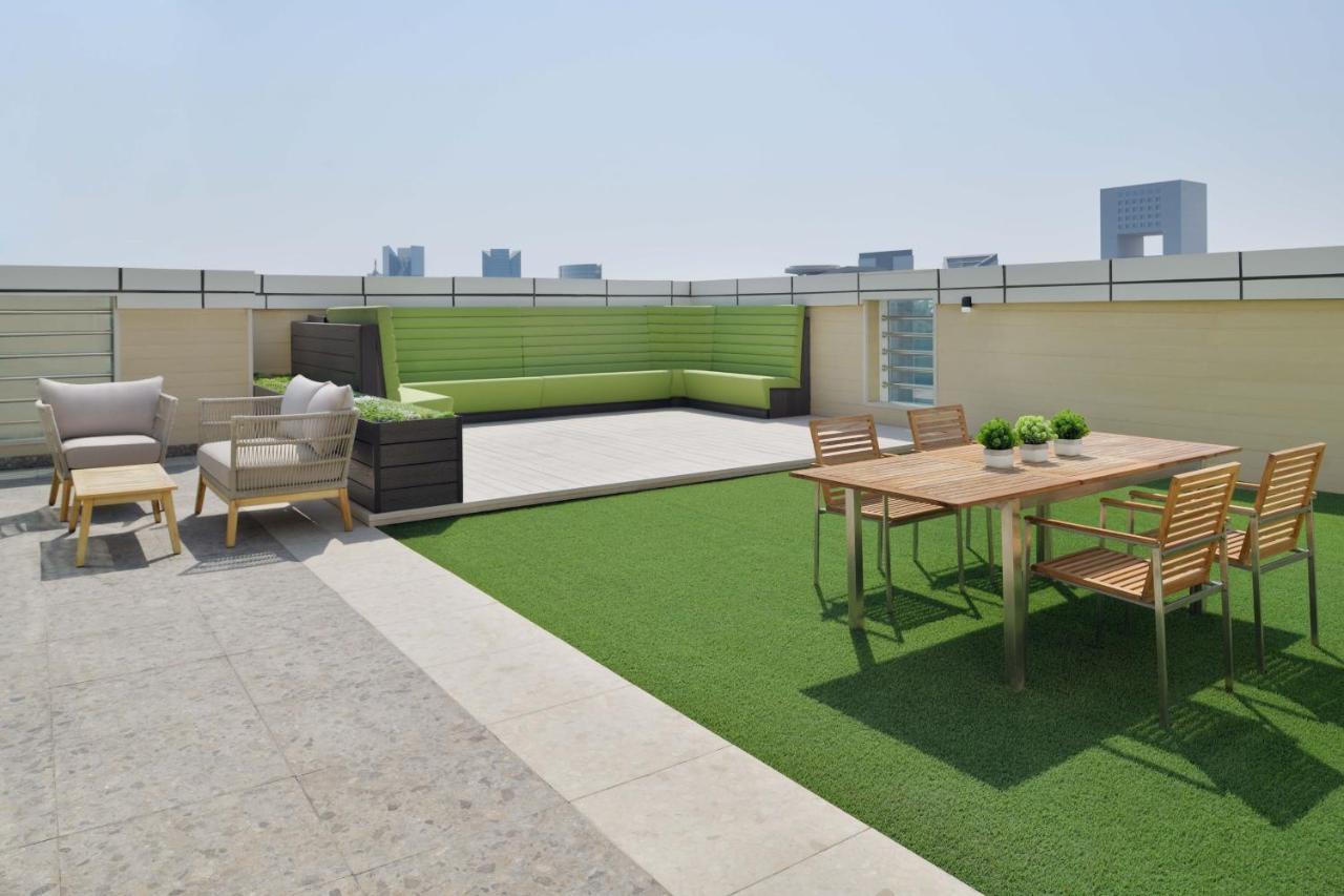 Element By Westin City Center Doha Dış mekan fotoğraf Artificial grass on a rooftop